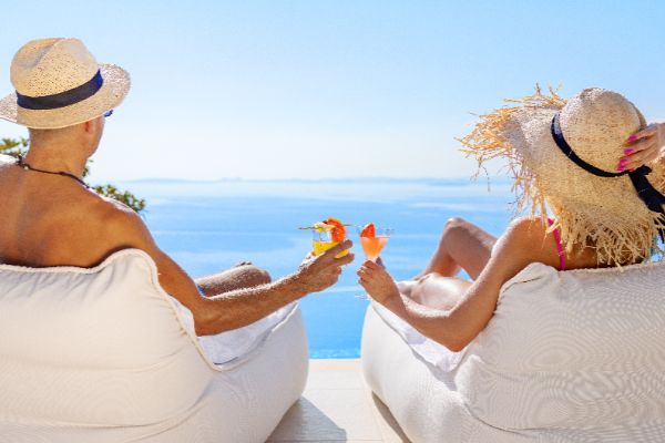Pareja junto a la piscina