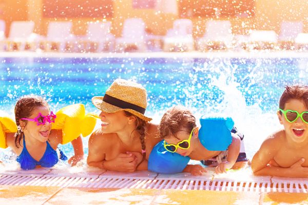 Una familia en la piscina