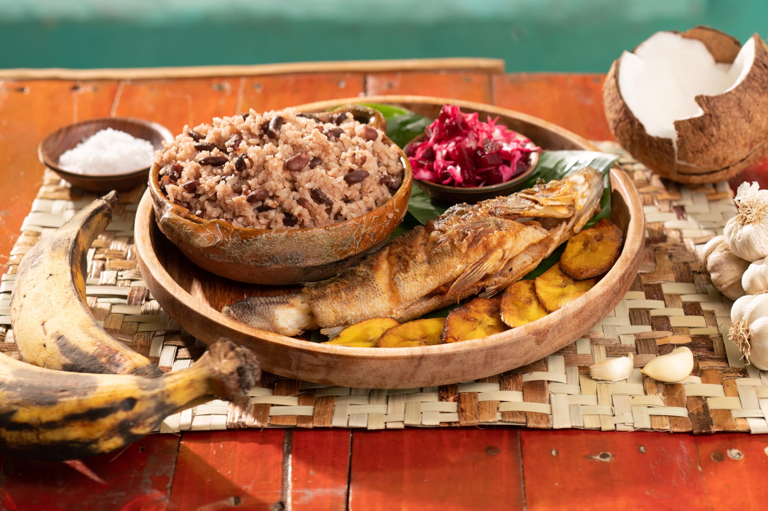 Arroz y judías. Plato tradicional de los caribeños. Plato del grupo étnico Garífuna, mezcla de arroz, leche de coco, judías y especias aromáticas.