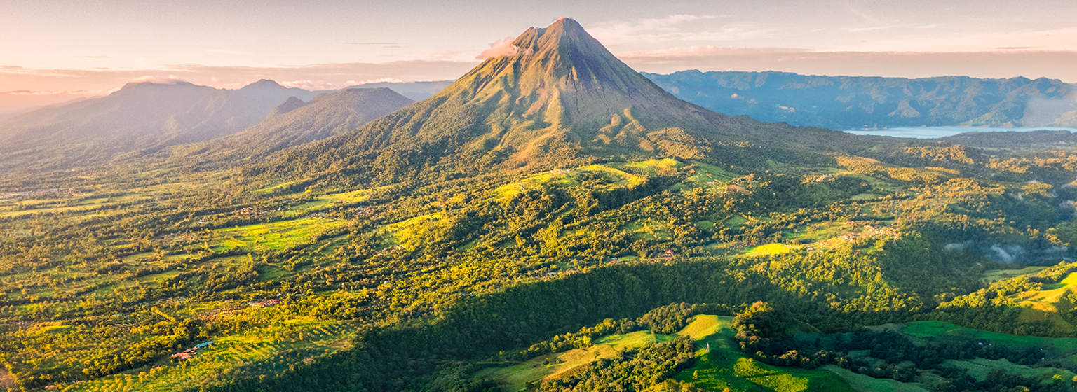 Volcán Arenal y sus alrededores en la región de La Fortuna