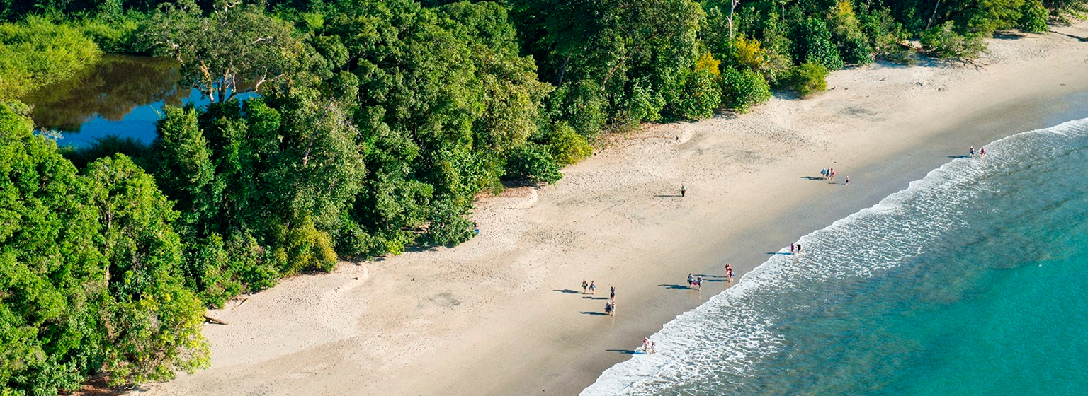 Parque Nacional Manuel Antonio, famoso por su biodiversidad y playas blancas.