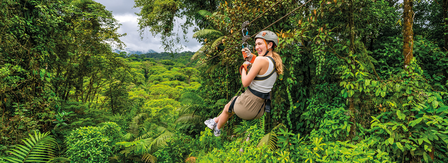 Bosque nuboso de Monteverde, conocido por sus puentes colgantes y extensos tours de canopy.