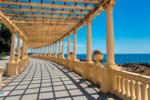 Una pasarela con vistas al mar
