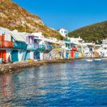 Mar con casitas en la orilla pintadas de blanco y de diferentes colores pintadas las puertas y contraventanas 