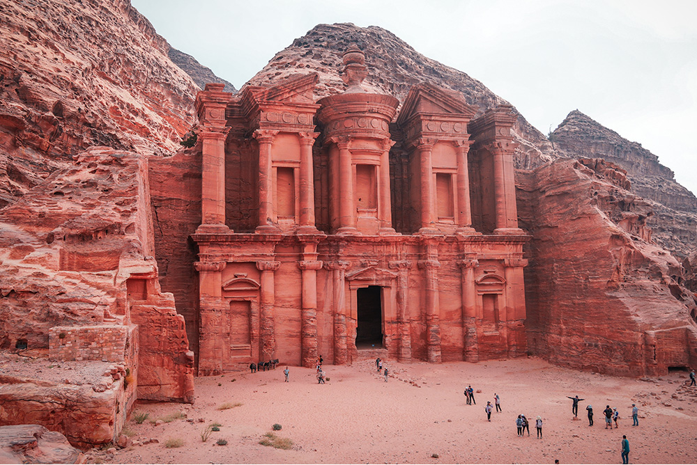 Templo encantrado en la montaña en tonos rojizos 