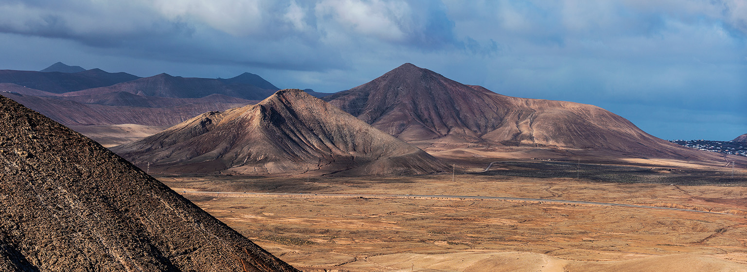 Montañas volcánicas Caima y Tindaya